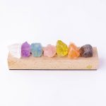 Set di cristalli di quarzo colorati disposti su una base di legno, ideale come decorazione scientifica o oggetto da collezione. Perfetti per appassionati di mineralogia e decorazioni originali.