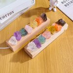 Vetro di quarzo colorato, pietre naturali di diverse tonalità, esposte su supporti in legno, ideali come decorazioni scientifiche o oggetti da collezione. Perfetti per appassionati di mineralogia e de.