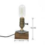Lampada decorativa vintage con base in legno e lampadina Edison, perfetta come oggetto di arredamento scientifico o da collezione.