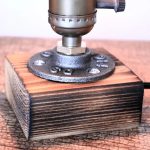Punta di telescopio su base di legno anticato, oggetto scientifico vintage, perfetto come decorazione da collezione o elemento di arredamento ispirato alla scienza.