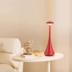 Lampada decorativa a forma di oggetto scientifico rosso.