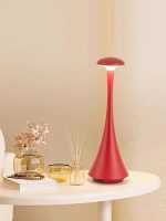 Lampada decorativa in stile moderno, con design innovativo e colore rosso, perfetta per ambienti di studio o decorazioni scientifiche.
