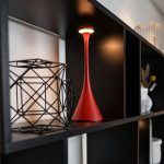 Lampada decorativa a forma di oggetto scientifico rossa, ideale per arredare con stile e originalità ambienti moderni e studi.