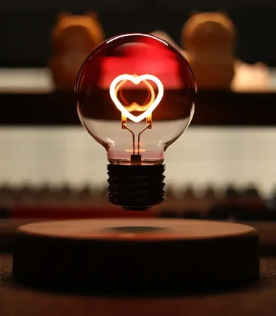 Lampadina decorativa con cuore luminoso, perfetta per ambienti scientifici e decorativi.