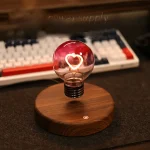 Lampada decorativa con cuore luminoso, perfetta come oggetto di design e decorazione per ambienti innovativi.