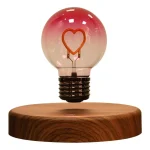 Lampada decorativa con cuore LED, perfetta come oggetto scientifico e decorativo per ambienti moderni e romantici. Design innovativo con base in legno e vetro trasparente.