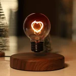 Lampadina decorativa con filamento a forma di cuore, illuminata caldamente su base di legno naturale. Perfetta come oggetto decorativo e simbolo di amore e passione.