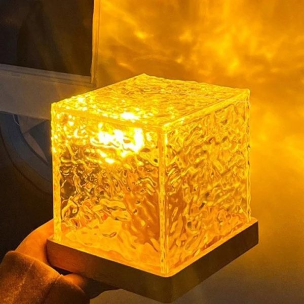 Luce decorativa a forma di cubo di ghiaccio con illuminazione calda, perfetta come oggetto di design e decorazione per ambienti moderni e originali.