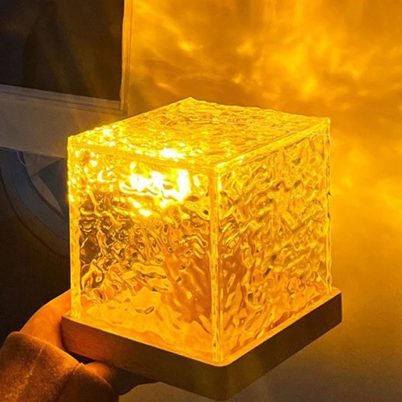Luce decorativa a forma di cubo di ghiaccio con illuminazione calda. Luce decorativa a forma di cubo di ghiaccio con illuminazione calda, perfetta come oggetto di design e decorazione per ambienti moderni e originali.