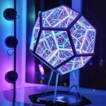 Lampada decorativa scientifica con struttura geometrica luminosa a LED, ideale per ambienti moderni e studi scientifici, con effetti di luce colorata e design innovativo.