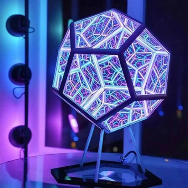 Lampada decorativa scientifica con struttura geometrica luminosa a LED, ideale per ambienti moderni e studi scientifici, con effetti di luce colorata e design innovativo.