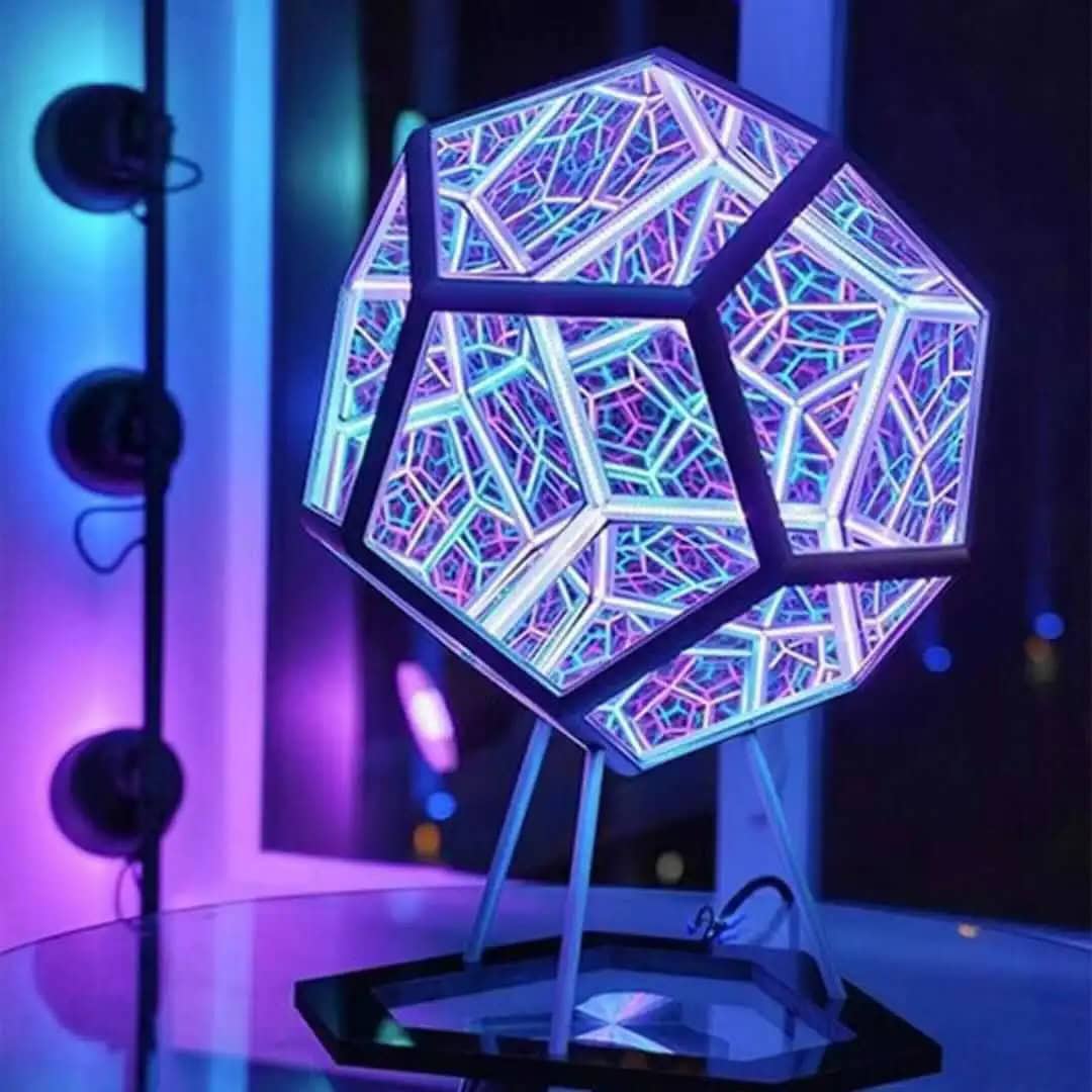 Oggetto Scientifico Luminoso Lampada decorativa scientifica con struttura geometrica luminosa a LED, ideale per ambienti moderni e studi scientifici, con effetti di luce colorata e design innovativo.