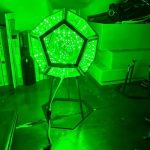 Lampada decorativa a forma di poligono luminoso verde, perfetta per ambienti scientifici, studi e decorazioni moderne.