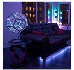 Luce decorativa a forma di oggetto scientifico con illuminazione LED colorata, ideale per ambienti moderni e studi scientifici. Perfetta come decorazione originale e innovativa.