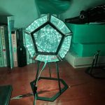 Lampada decorativa a forma di poliedro illuminato con luci LED verdi.