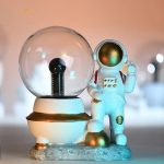 Decorazione spaziale con astronauta e lampada a lava, perfetta per ambienti scientifici e educativi, aggiunge un tocco futuristico e innovativo.