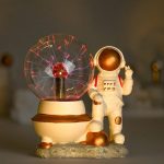 Figurina di astronauta con sfera di plasma luminosa, decorazione scientifica per ambienti e studi spaziali, perfetta come oggetto decorativo e da collezione.