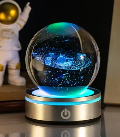 Vaso decorativo con modello 3D del sistema solare, rappresenta i pianeti e il sole in un design luminoso e futuristico, ideale come decorazione scientifica e oggetto di studio.