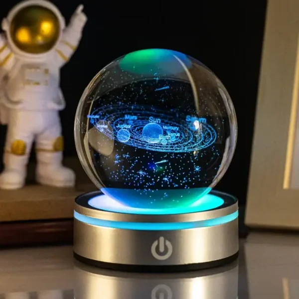 Vaso decorativo con modello 3D del sistema solare, rappresenta i pianeti e il sole in un design luminoso e futuristico, ideale come decorazione scientifica e oggetto di studio.