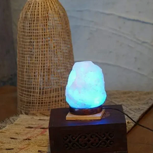 Pietra di sale rosa illuminata con base in legno e lampada LED, decorazione naturale e rilassante per ambienti interni.
