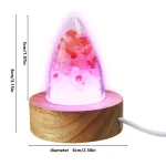 Vaso lava con cristalli rosa e rossi, decorazione scientifica luminosa, oggetto decorativo per ambienti moderni e studi scientifici.