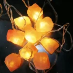 Luci decorative a forma di pietre di sale, perfette per creare un'atmosfera calda e accogliente in ogni ambiente.