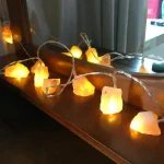 Piantana decorativa di sale Himalaya con luci LED calde, ideale per ambienti rilassanti e decorazioni scientifiche. Perfetta per creare atmosfere accoglienti e naturali.