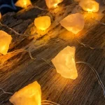 Luci decorative con pietre luminose calde, perfette per decorazioni scientifiche e ambienti creativi.
