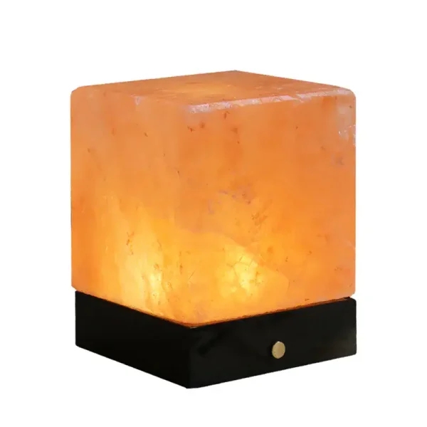 Lampada di sale Himalaya con base in legno, luce calda e rilassante, decorazione naturale per ambienti domestici e uffici.