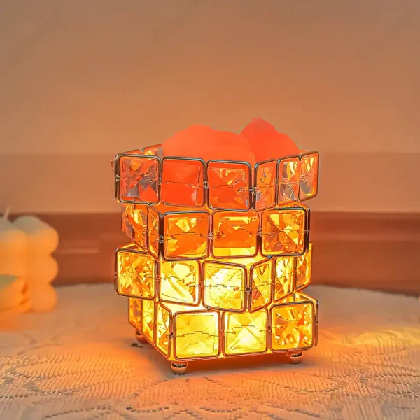 Vaso decorativo scientifico con cubi di vetro illuminati, perfetto come oggetto di design e decorazione ispirata alla scienza, con luce calda e atmosfera accogliente.
