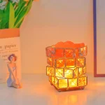 Lampada decorativa a forma di cubo con luci LED calde, perfetta per ambienti scientifici o studi, aggiunge un tocco di stile e atmosfera accogliente.