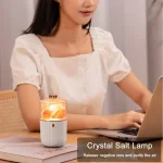 Lampada di sale cristallina con base bianca, ideale per purificare l'aria e creare un'atmosfera rilassante in casa o ufficio.