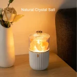 Diffusore di sale cristallo naturale con luce LED, ideale per creare un'atmosfera rilassante e decorativa in casa o ufficio. Design elegante e funzionale, perfetto come oggetto di arredamento.