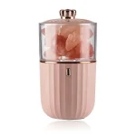 Dispenser di sale rosa dell'Himalaya con design elegante e compatto, ideale per decorare la cucina e aggiungere sale alle pietanze in modo pratico.