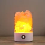 Vaso di sale Himalaya con illuminazione LED calda, ideale come decorazione scientifica e ambientazione rilassante. Perfetto per aggiungere un tocco naturale e scientifico alla tua casa o ufficio.