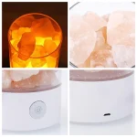 Cristalli di sale rosa dell'Himalaya in un contenitore illuminato, perfetti come decorazione scientifica o elemento naturale per ambienti domestici e studi.