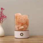 Cristalli di sale rosa dell'Himalaya in un contenitore trasparente, perfetti come decorazione scientifica o oggetto di studio.