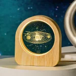 Modello in legno del sistema solare con pianeti e orbite illuminate, perfetto come decorazione scientifica educativa e originale.