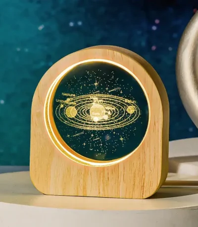 Modello in legno del sistema solare con pianeti e orbite illuminate, perfetto come decorazione scientifica educativa e originale.