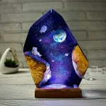 Oggetto decorativo ispirato allo spazio con pianeta Terra e astronavi.