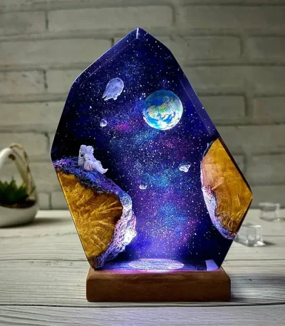 Oggetto decorativo ispirato allo spazio con pianeta Terra e astronavi.