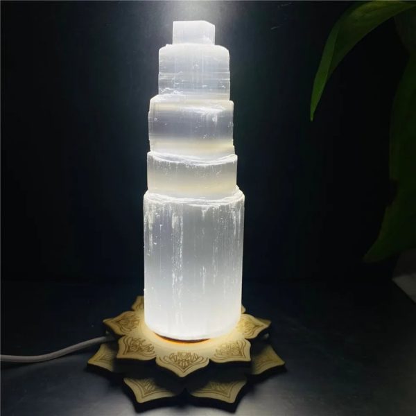 Piramide di sale rosa dell'Himalaya illuminata, oggetto decorativo e scientifico, ideale per ambienti naturali e studi scientifici, con base decorativa elegante.