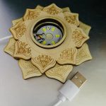 Lampada LED decorativa a forma di fiore con base in legno inciso, perfetta come oggetto scientifico e decorativo, alimentata tramite cavo USB.