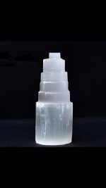 Piramide di sale rosa dell'Himalaya, decorazione scientifica naturale e originale, perfetta per ambienti di studio o come oggetto decorativo unico.