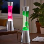 Due vasi lava lamp scientifici con sfere colorate, uno con sfere rosa e l'altro con sfere verdi, decorativi e ideali per ambienti educativi o moderni.