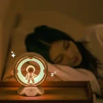 Luminoso orologio da tavolo con astronauta, perfetto come decorazione scientifica e oggetto da collezione. Ideale per appassionati di spazio e scienza, crea un'atmosfera futuristica.