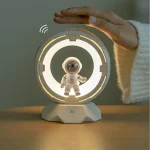 Dispositivo scientifico con robot e illuminazione LED, ideale per decorazioni e oggetti educativi. Design innovativo e interattivo, perfetto per ambienti di studio e decorazioni a tema scientifico.