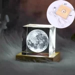 Palla lunare 3D in acrilico con base illuminata, decorazione scientifica per ambienti educativi e moderni, con luce LED integrata.