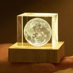 Palla lunare 3D in vetro trasparente con base in legno, decorazione scientifica unica e affascinante, perfetta come oggetto da collezione o decorazione per appassionati di astronomia.