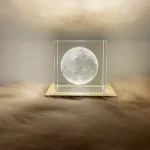 Oggetto decorativo Luna 3D illuminata, realizzata in resina trasparente con effetto luminoso. Perfetta come decorazione scientifica o regalo originale.